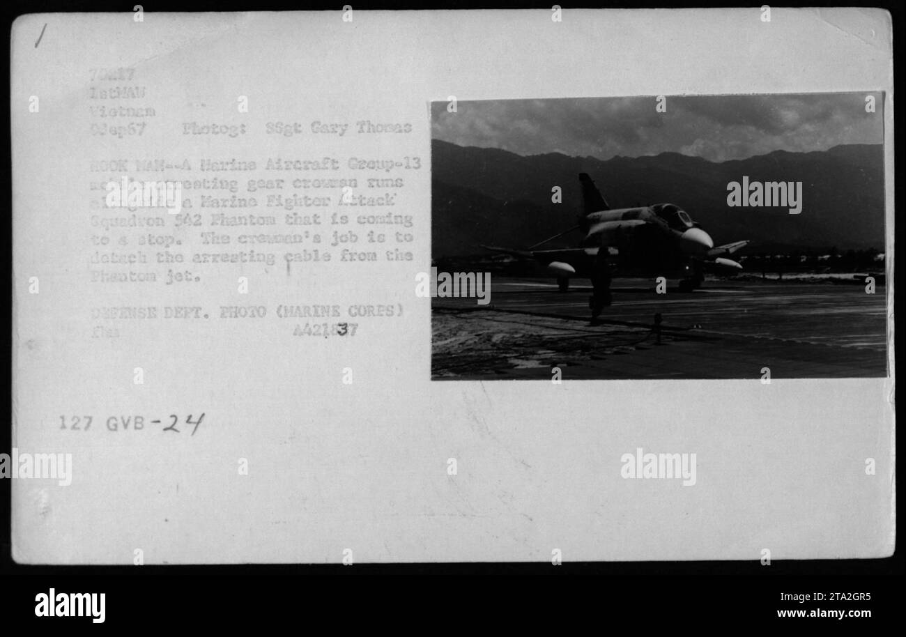 Nel settembre 1967, durante la guerra del Vietnam, un equipaggio del Marine Aircraft Group-13 staccò il cavo di arresto da un F-4 Phantom of Marine Fighter Attack Squadron 542 mentre l'aereo si fermava. La foto è stata scattata dal SSgt Gary Thomas. Foto Stock