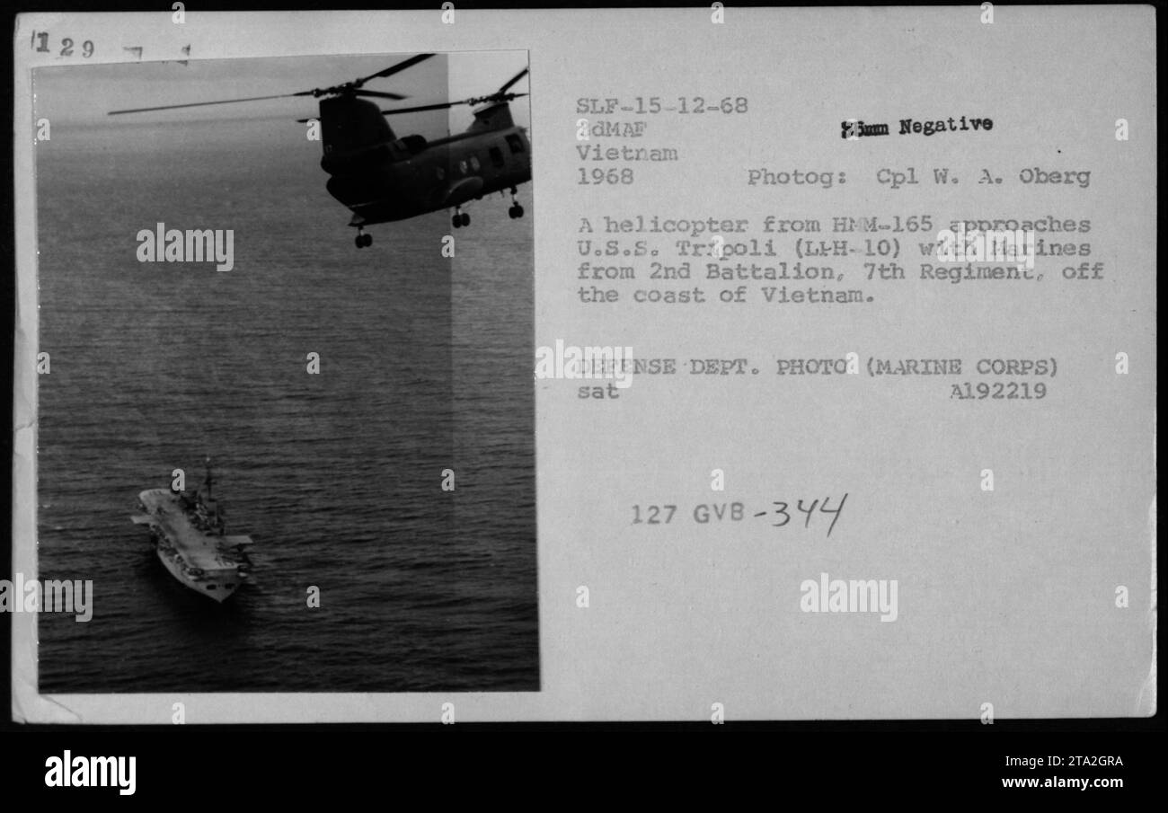 Un elicottero dell'HMM-165 si avvicina alla USS Tripoli (LEH-10) mentre i Marines del 2nd Battalion, 7th Regiment sono a bordo. La foto è stata scattata nel 1968 al largo delle coste del Vietnam. L'immagine cattura un'attività militare durante la guerra del Vietnam. Foto Stock