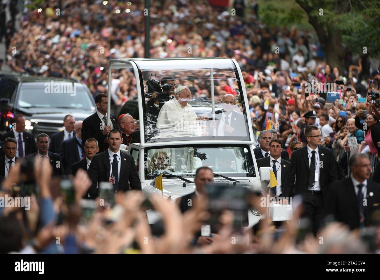 Papa Francesco viaggia attraverso Central Park per incontrare e salutare i newyorkesi il 25 settembre 2015 a New York City. Foto Stock