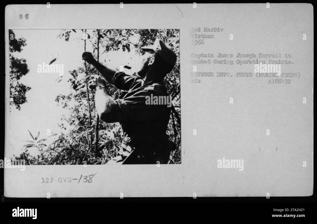 Il capitano James Joseph Carroll della 3rd Marine Division è visto in combattimento durante l'operazione Prairie i, Vietnam, 1966, come documentato dal Dipartimento della difesa. Foto Stock