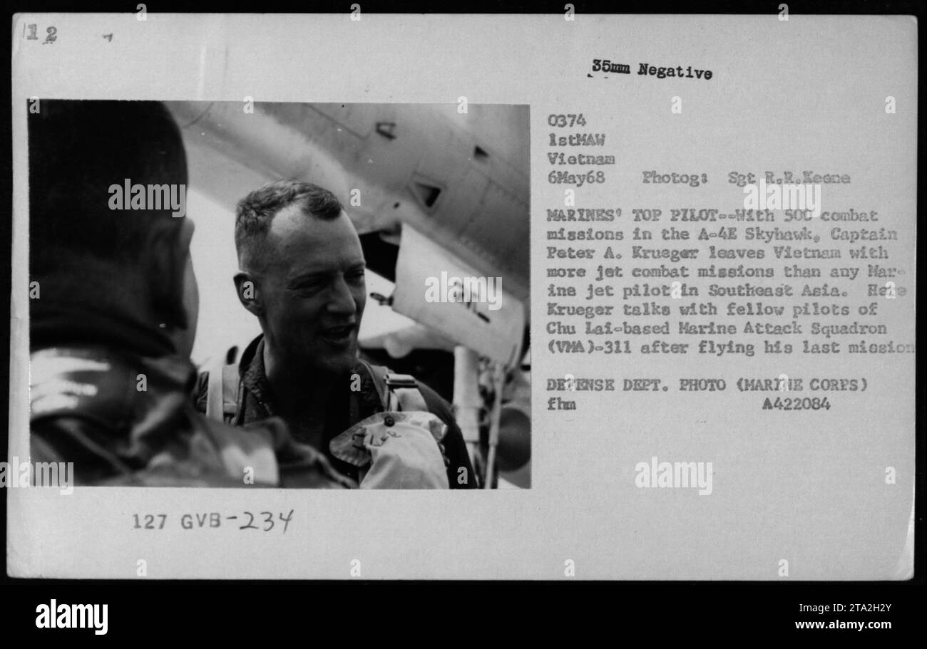 Il 6 maggio 1968, il capitano Peter A. Krueger visita il VMA-311 a Chu Lai dopo aver completato la sua 500a missione di combattimento sull'A-4E Skyhawk durante la guerra del Vietnam. Foto Stock