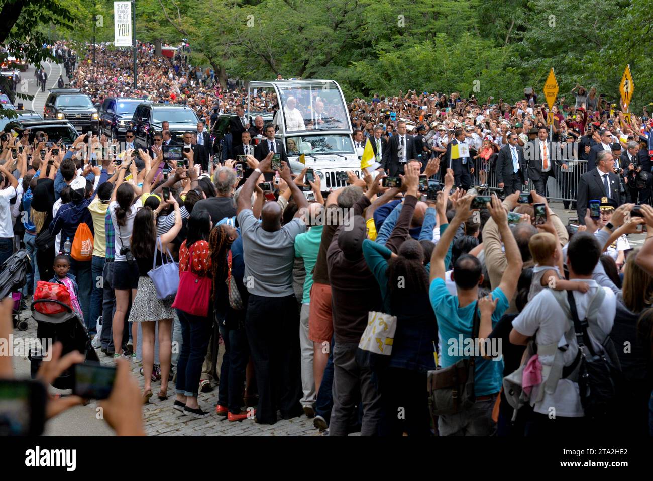 Papa Francesco viaggia attraverso Central Park per incontrare e salutare i newyorkesi il 25 settembre 2015 a New York City. Foto Stock