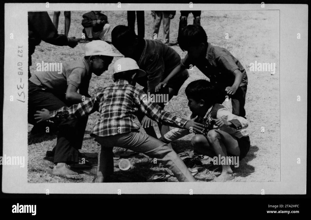 10 maggio 1975: Rifugiati vietnamiti negli Stati Uniti ricevono una visita da Claudia Cardinale, Nguyen Cao Ky, Rosemary Clooney e Betty Ford. La fotografia cattura il momento in cui queste figure importanti hanno contattato coloro che sono stati colpiti dalla guerra del Vietnam in corso, offrendo sostegno agli sfollati. Foto Stock