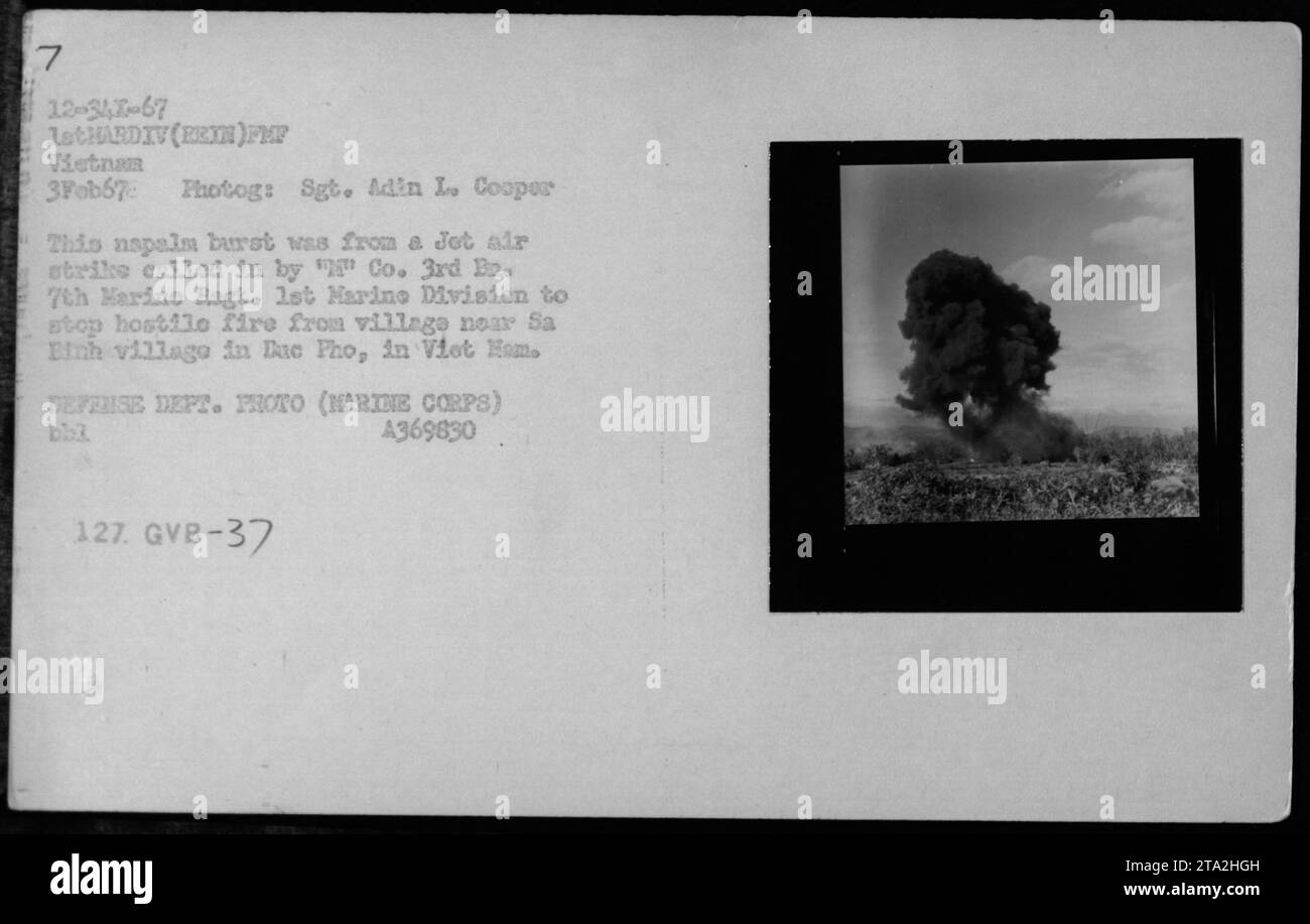 Il napalm scoppia da un attacco aereo a reazione chiamato dalla compagnia 3rd Battalion, 7th Marine Regiment, 1st Marine Division, vicino al villaggio sa Einh, Duc Pho, Vietnam, il 3 febbraio 1967. Foto del sergente Adin L. Cooper. Foto Stock