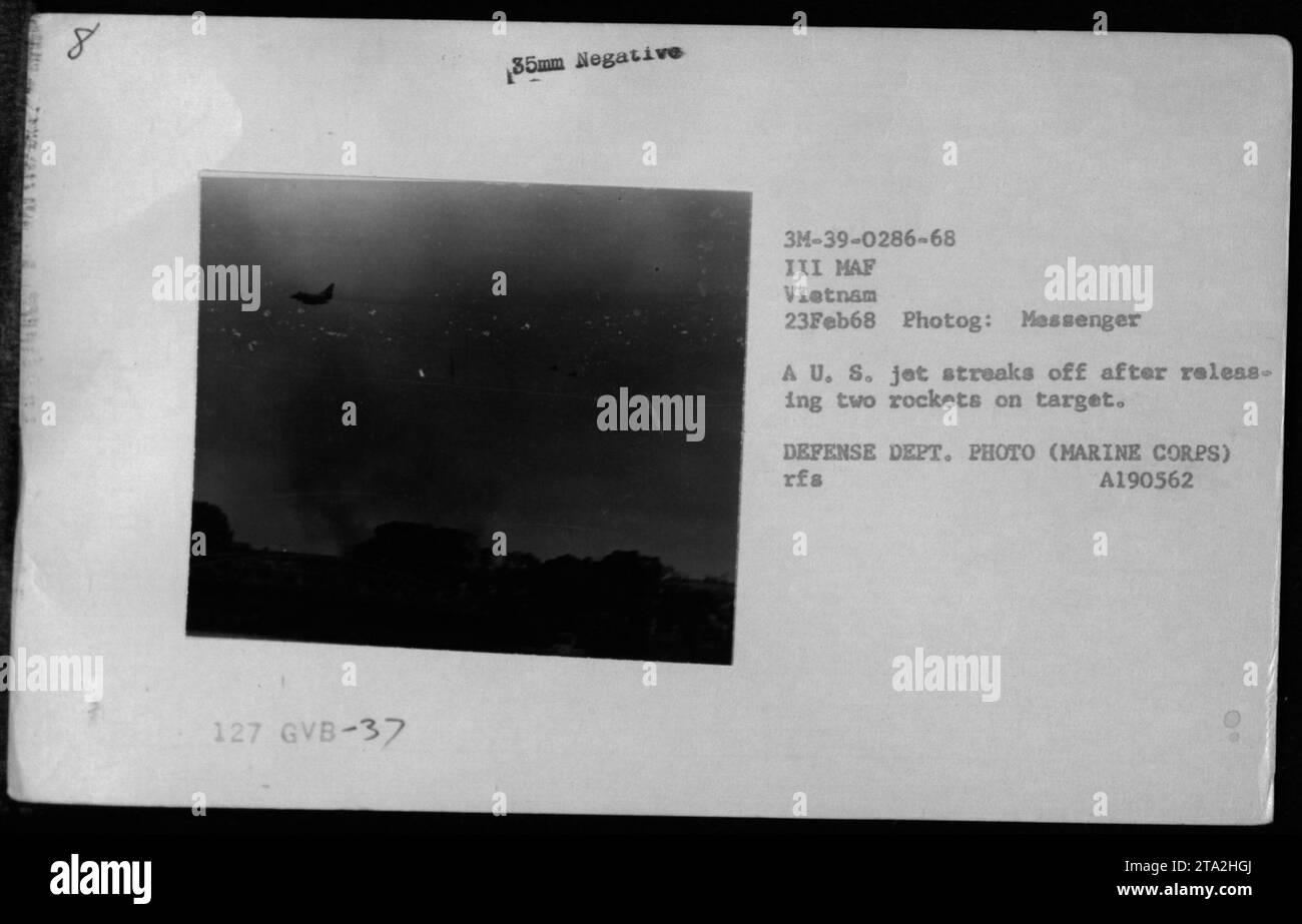 Un jet statunitense spara due razzi su un bersaglio in Vietnam il 23 febbraio 1968, durante un attacco aereo. Foto del fotografo del corpo dei Marines Messenger A, III MAF COLLECTION. Foto Stock
