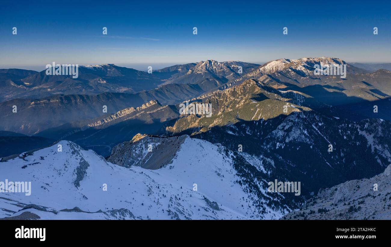 Vista aerea della cima innevata della Tosa d'Alp in una mattinata d'inverno (Cerdanya, Catalogna, Spagna, Pirenei) ESP: Vista aérea de la Tosa d'Alp, España Foto Stock