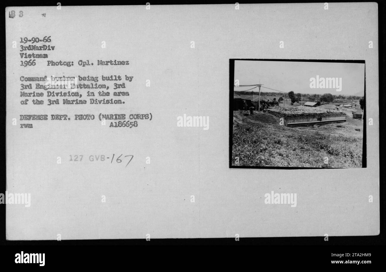 Nel 1966, i soldati del 3rd Engineer Battalion, 3rd Marine Division, costruirono un bunker di comando e controllo in Vietnam. La fotografia del colonnello Martinez documenta le attività militari americane di ingegneria e comunicazione. Foto Stock