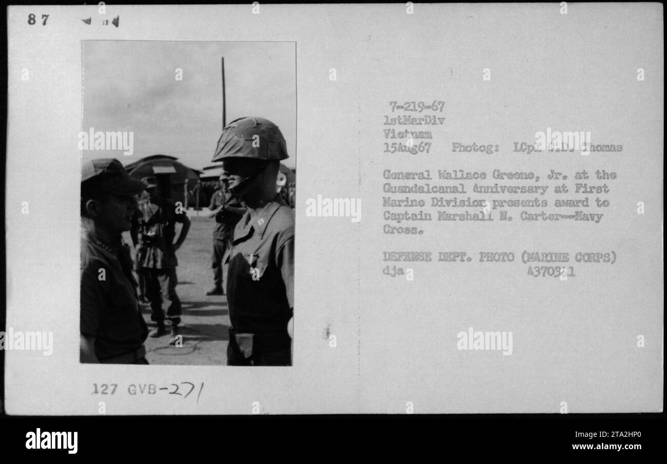 Il generale del corpo marino Wallace Greene Jr. Presenta il premio Navy Cross al capitano Marshall M. Carter durante l'anniversario di Guadalcanal alla First Marine Division il 15 agosto 1967. Sono presenti anche il Vice Presidente Hubert Humphrey, il generale William Westmoreland e il Senatore Harry F. Byrd. Foto Stock