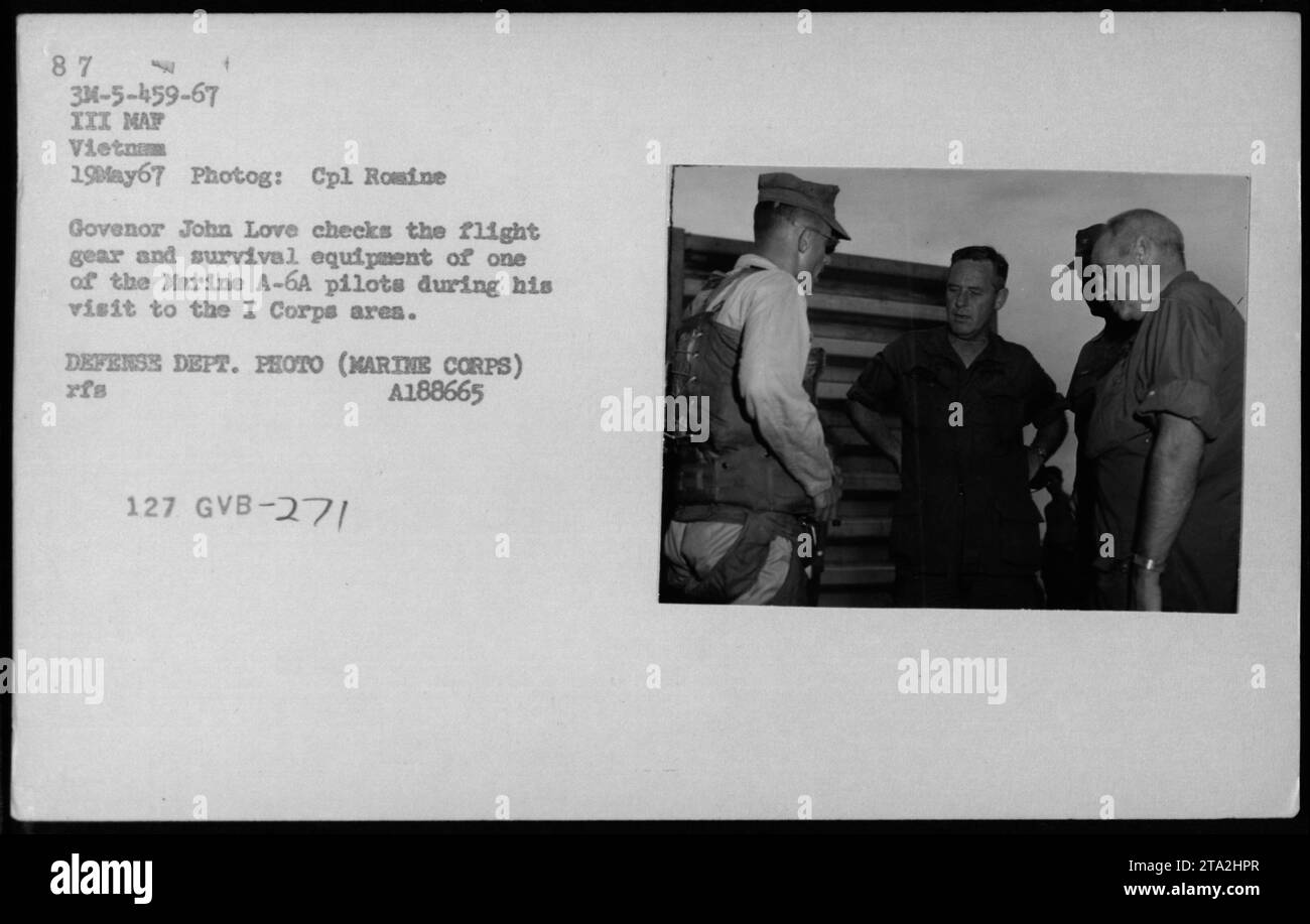 Gli ufficiali del corpo dei Marines conducono un controllo dell'equipaggiamento su un pilota A-6A nella zona del i corpo, in Vietnam, il 19 maggio 1967. Gli ufficiali includono Hubert Humphrey, il generale William Westmoreland e il senatore Harry F. Byrd. La fotografia del colonnello Rosine Govenor documenta la supervisione della leadership, la preparazione al volo e la preparazione operativa durante la guerra del Vietnam. Foto Stock