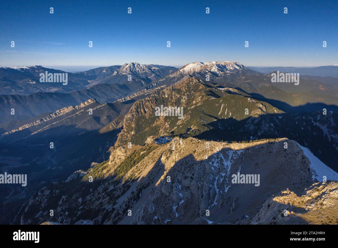 Vista aerea della cima innevata della Tosa d'Alp in una mattinata d'inverno (Cerdanya, Catalogna, Spagna, Pirenei) ESP: Vista aérea de la cima de la Tosa Foto Stock