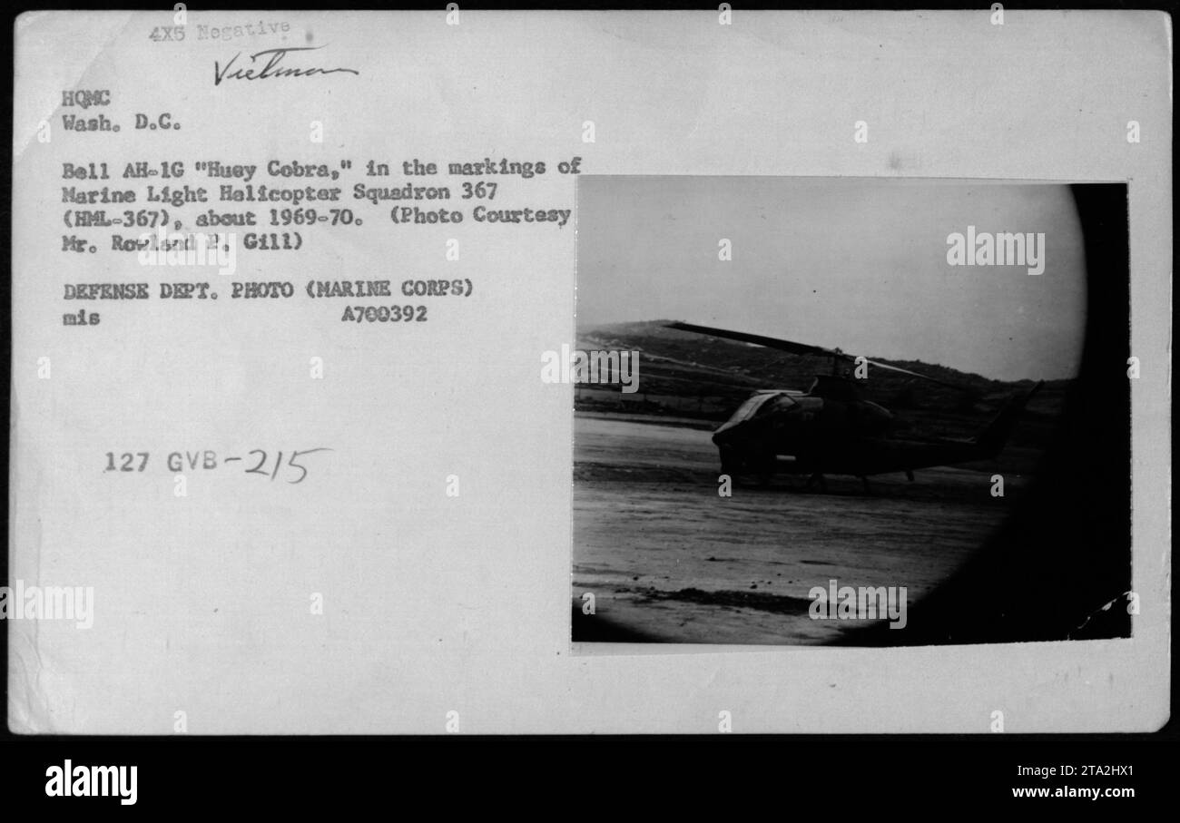 Un elicottero Bell AH-1G "Huey Cobra" appartenente al Marine Light Helicopter Squadron 367 (HML-367) è raffigurato nel 1969, mostrando il ruolo degli elicotteri nelle attività marine degli Stati Uniti durante la guerra del Vietnam. La foto, originariamente un negativo 4X5, è stata scattata a Washington D.C. Vielmen ed è stata fornita dal signor Rowland P. Gill. (Foto: Dipartimento della difesa, corpo dei Marines degli Stati Uniti, A700392) Foto Stock