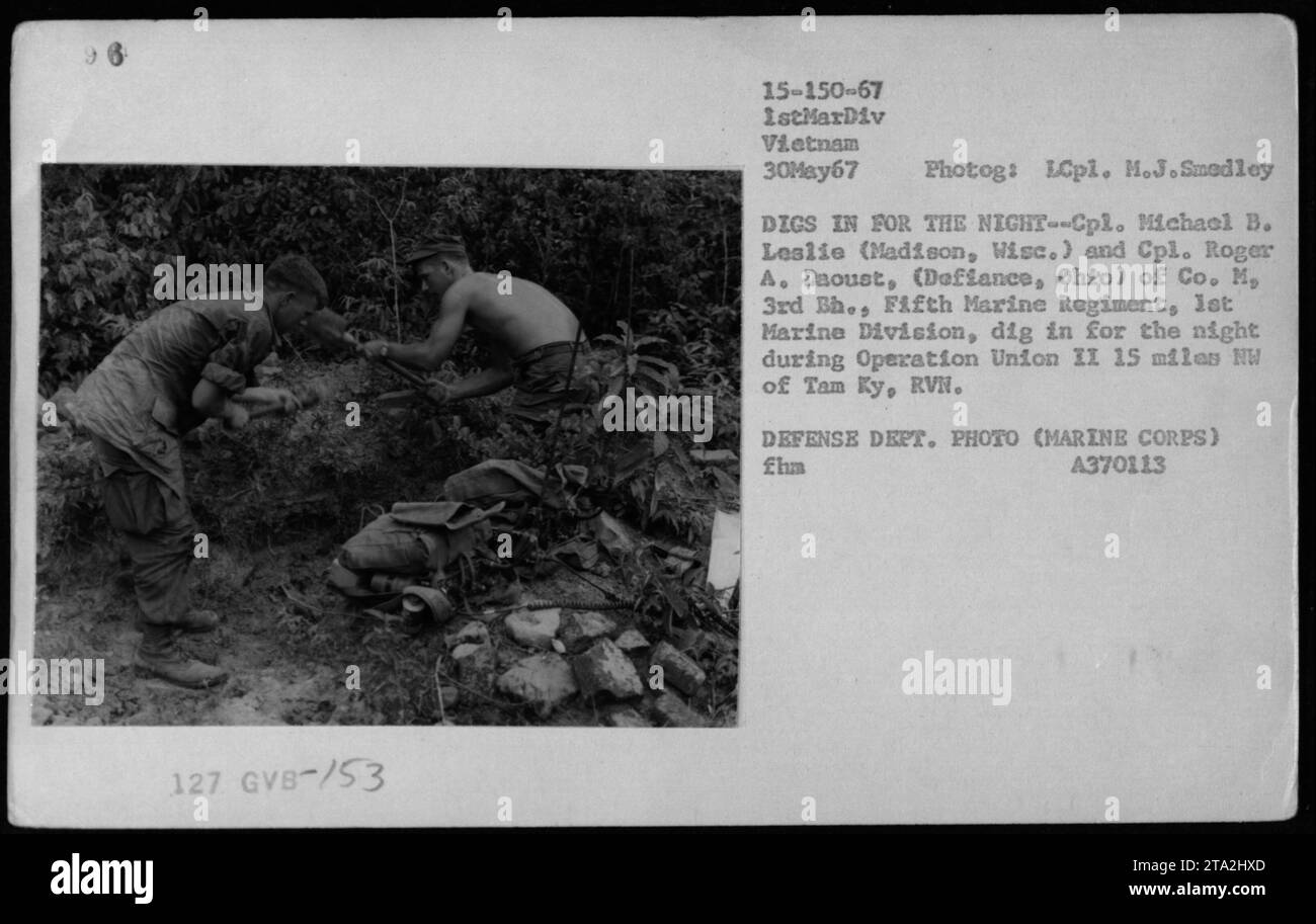 Marines Cpl. Michael B. Leslie e il Cpl. Roger A. Daoust della Co M, 3rd Battalion, Fifth Marine Regiment, 1st Marine Division, scavò per la notte durante l'operazione Union II il 30 maggio 1967, 15 miglia a nord-ovest di Tam Ky, Repubblica del Vietnam. La fotografia di LCpl M.J. Smedley documenta i preparativi sul campo e le routine difensive. Foto Stock
