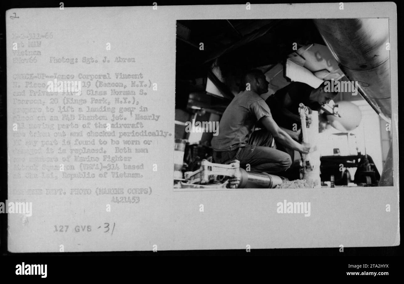 Nel novembre 1966, il personale dello Squadrone d'attacco dei Marine Fighter VMFA-314 solleva il carrello di atterraggio in posizione su un F4B Phantom jet a Chu Lai, Vietnam. La manutenzione ordinaria comprende il controllo e la sostituzione dei componenti usurati o danneggiati dell'aeromobile. Foto Stock