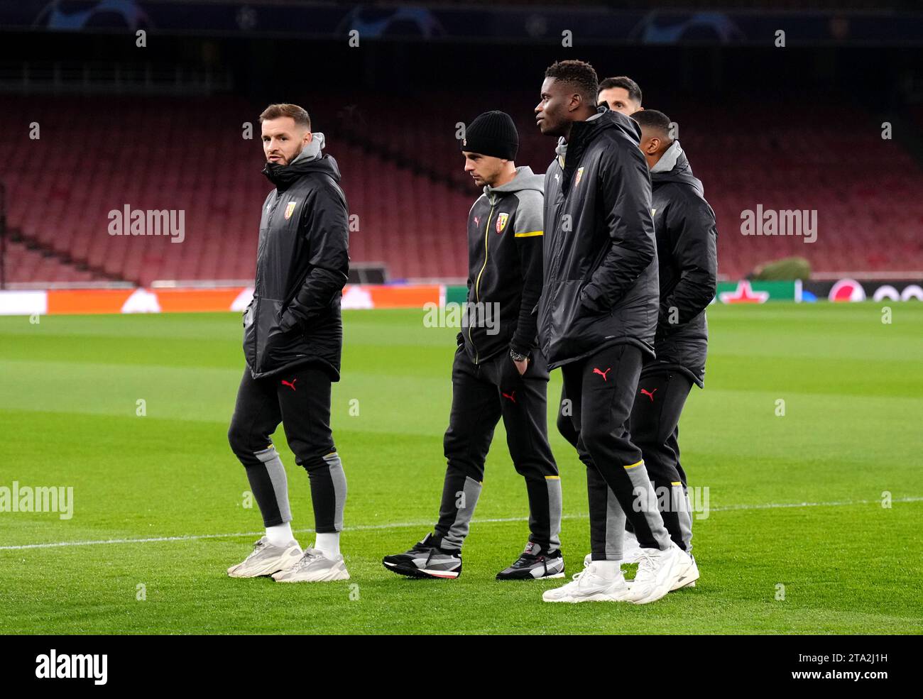 I giocatori del RC Lens durante una passeggiata allo stadio Emirates Stadium di Londra. Data immagine: Martedì 28 novembre 2023. Foto Stock