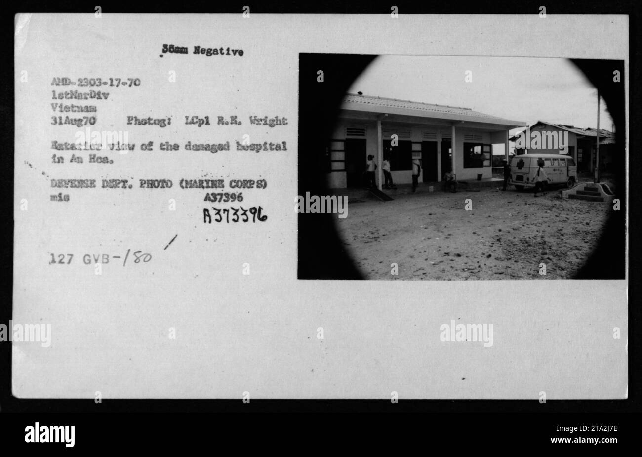 Vista esterna dell'ospedale danneggiato di An Hoa, Vietnam, presa il 31 agosto 1970 da LCpl R.R. Wright. La fotografia, negativa E-2303-17-70, mostra l'entità del danno subito dall'ospedale. Questa immagine fa parte della collezione di attività militari americane durante la guerra del Vietnam. Foto Stock