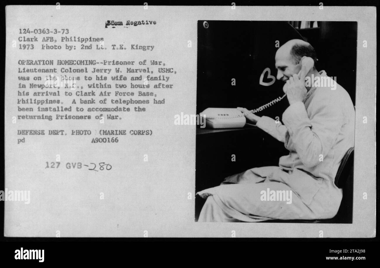 Didascalia immagine: Il tenente colonnello Jerry W. Marvel, USMC, effettua una telefonata alla moglie e alla famiglia a Newport, N.C., poco dopo il suo arrivo alla Clark Air Force base, Filippine, come parte dell'operazione Homecoming, il rimpatrio dei prigionieri di guerra dei Marine americani nel 1973. I POW restituiti erano dotati di una banca di telefoni per la comunicazione. Foto Stock