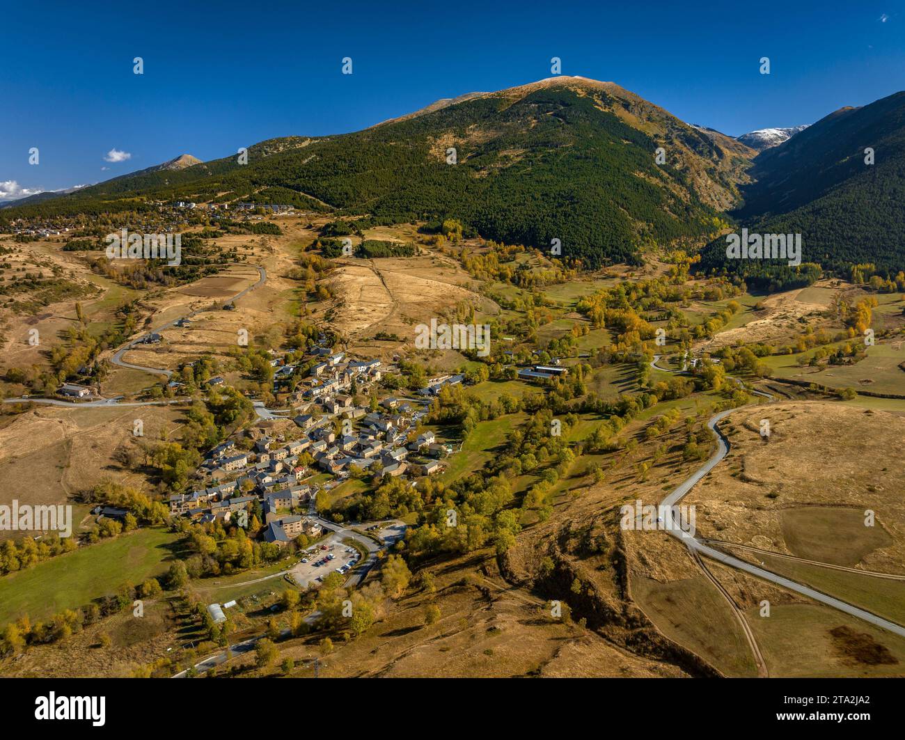 Vista aerea del villaggio di Eyne. Sullo sfondo, la valle dell'Eyne e la cima del Cambredaze (Pirenei orientali, Occitania, Francia, Pirenei) Foto Stock