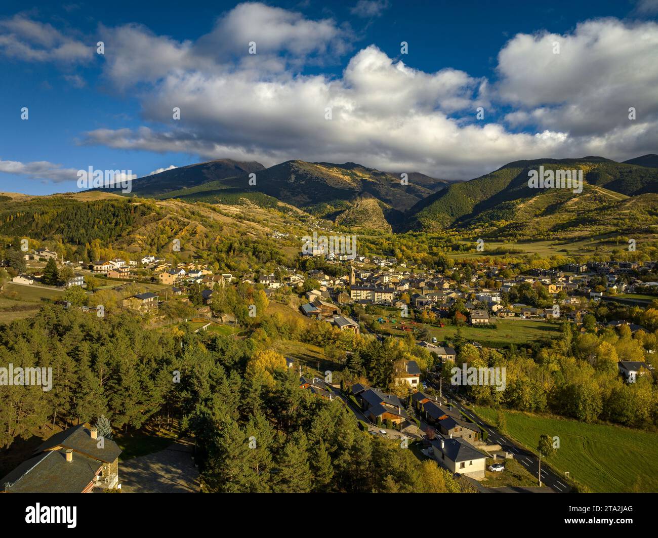 Vista aerea del villaggio di Saillagouse in un pomeriggio autunnale (Haute Cerdagne, Pyrénées-Orientales, Occitanie, Francia) Foto Stock