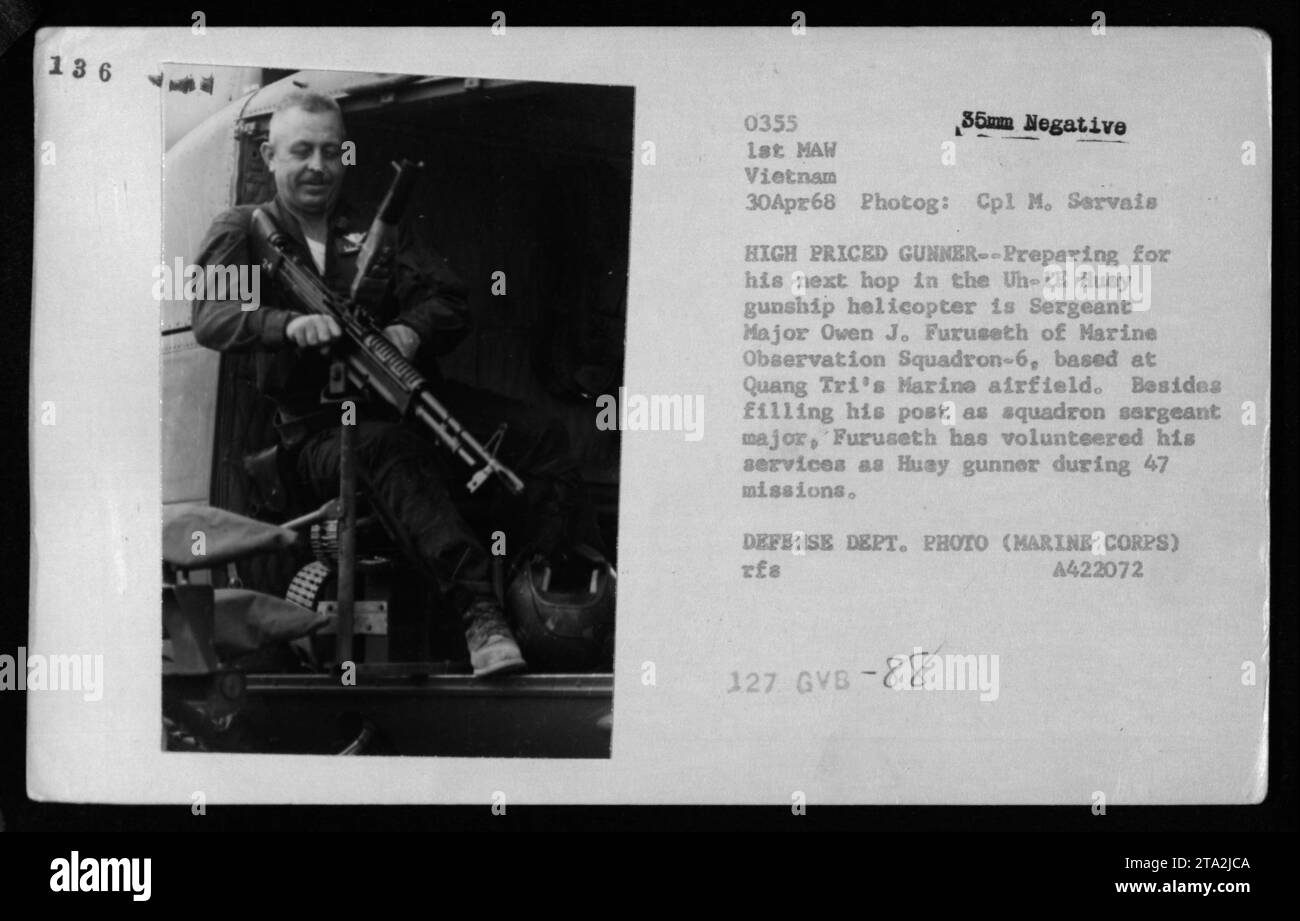 Il sergente maggiore Owen J. Furuseth del Marine Observation Squadron-6 si prepara per la sua prossima missione nell'elicottero da combattimento Uh-1E Huey. Con base all'aeroporto di Quang Tri, Furuseth serve come sergente di squadrone maggiore e si è offerto volontario come cannoniere Huey in 47 missioni. Questa foto è stata scattata il 30 aprile 1968, durante le operazioni della guerra del Vietnam. Foto Stock