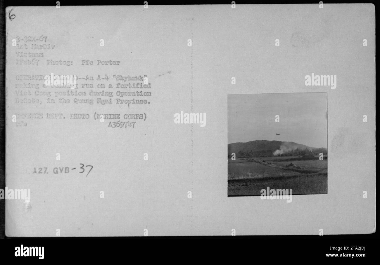 Un A-4 Skyhawk conduce un attacco aereo su una posizione Viet Cong nella provincia di Quang Ngai, in Vietnam, il 1 febbraio 1967, durante l'operazione Desoto. Foto di FFE Portor, fotografo del corpo dei Marines. Foto Stock