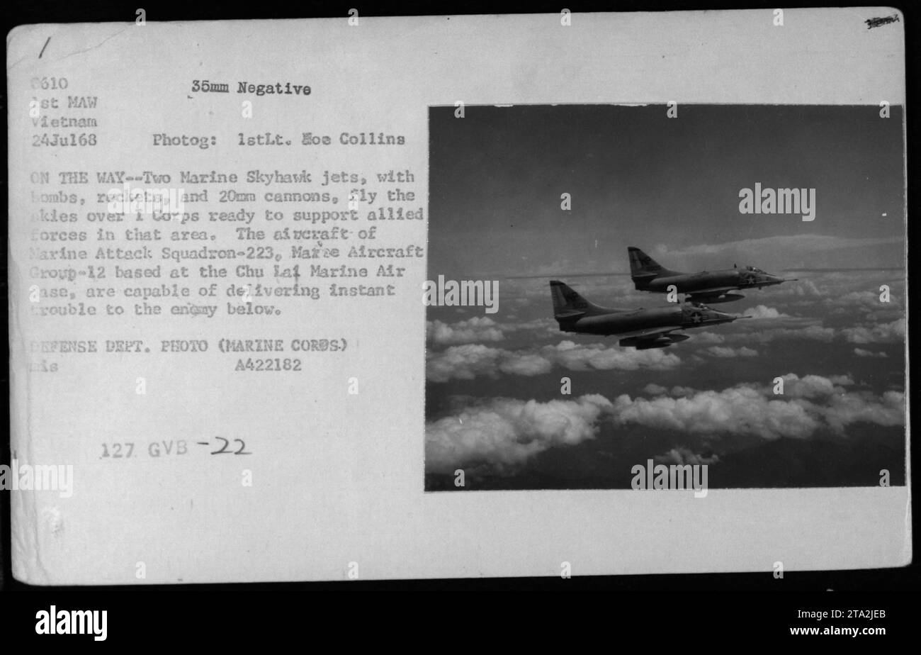 Due A-4 Skyhawk del Marine Attack Squadron-223 sorvolano il i corpo, Vietnam, il 24 luglio 1968, armati di bombe, razzi e cannoni per supportare le forze di terra alleate e attaccare obiettivi nemici. Foto Stock