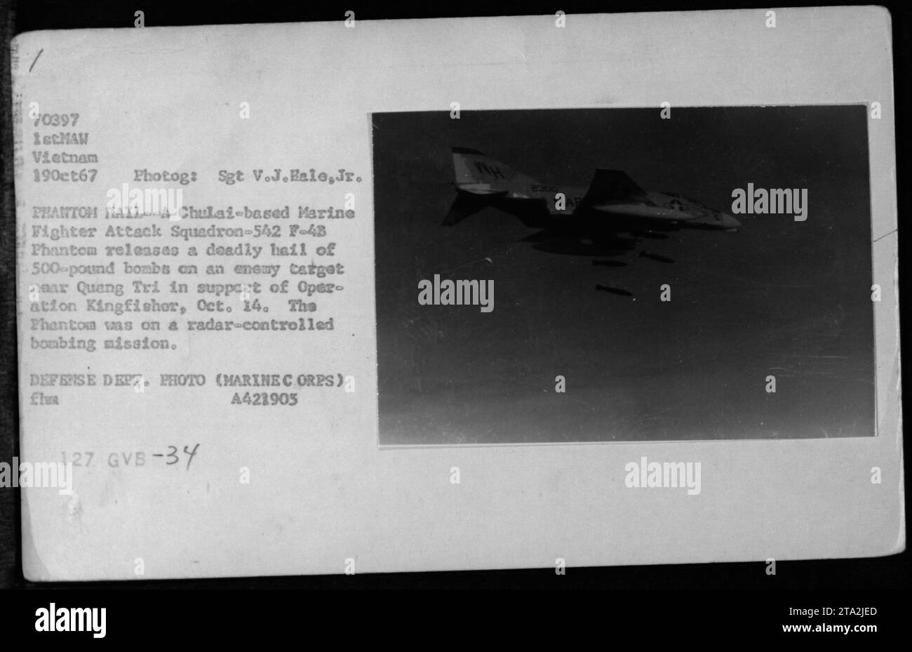 Un Marine Fighter Attack Squadron-542 di Chulai F-4 Phantom rilascia bombe da 500 libbre su un bersaglio nemico vicino a Quang Tri durante l'operazione Kingfisher, 19 ottobre 1967. La missione di bombardamento era controllata da radar e documentata dal sergente V.J. Hale Jr. Foto Stock