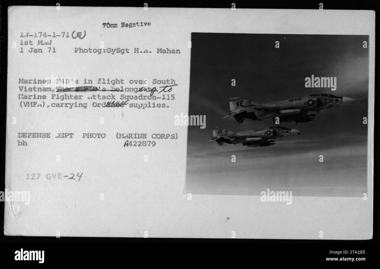 Gli aerei F4B del Marine Fighter Attack Squadron-115 (VMFA) sorvolano il Vietnam del Sud il 1° gennaio 1971, trasportando materiali di ordigni, fotografati da GySgt H.A. Mahan per il Dipartimento della difesa durante le attività militari americane nella guerra del Vietnam. Foto Stock