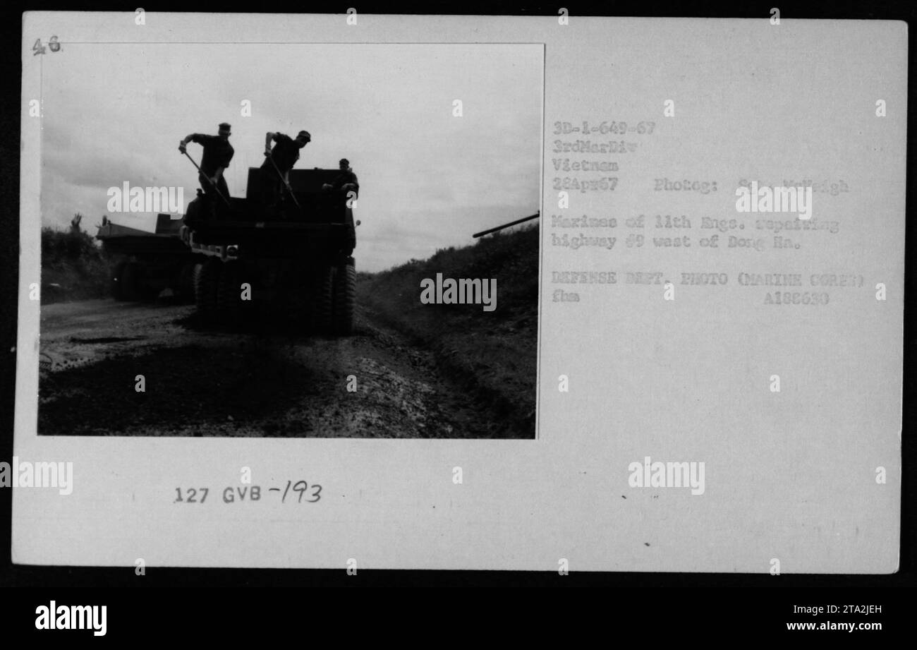 Marines dell'11th Angs. Riparazione dell'autostrada 9 in Vietnam, a est di Dong ha. Questa foto, scattata il 28 aprile 1967, mostra gli ingegneri della 193a unità che intraprendono lavori di costruzione nell'ambito delle loro attività militari. L'immagine è accreditata al sergente McVeigh ed è una foto ufficiale del Dipartimento della difesa (corpo dei Marines). Foto Stock