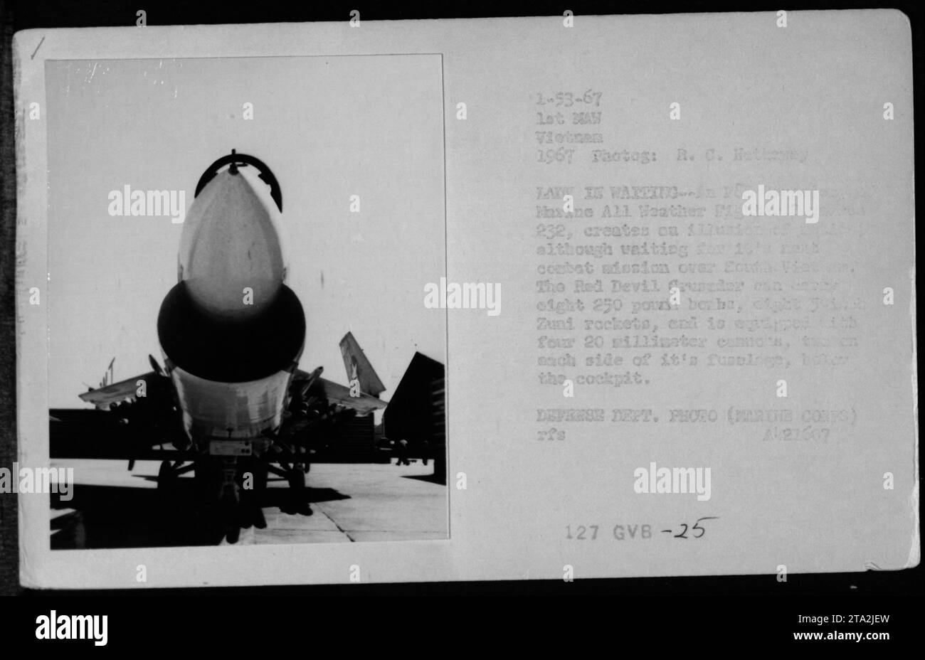 Nel 1967, un F-8 Crusader, soprannominato "Red Devil", era di stanza nel Vietnam del Sud, equipaggiato con bombe da 250 libbre, razzi Zuni e quattro cannoni da 20 millimetri. L'aereo attese lo schieramento di combattimento, evidenziando la sua potenza di fuoco durante la guerra del Vietnam. Foto di R.C. ha per l'esercito degli Stati Uniti. Foto Stock