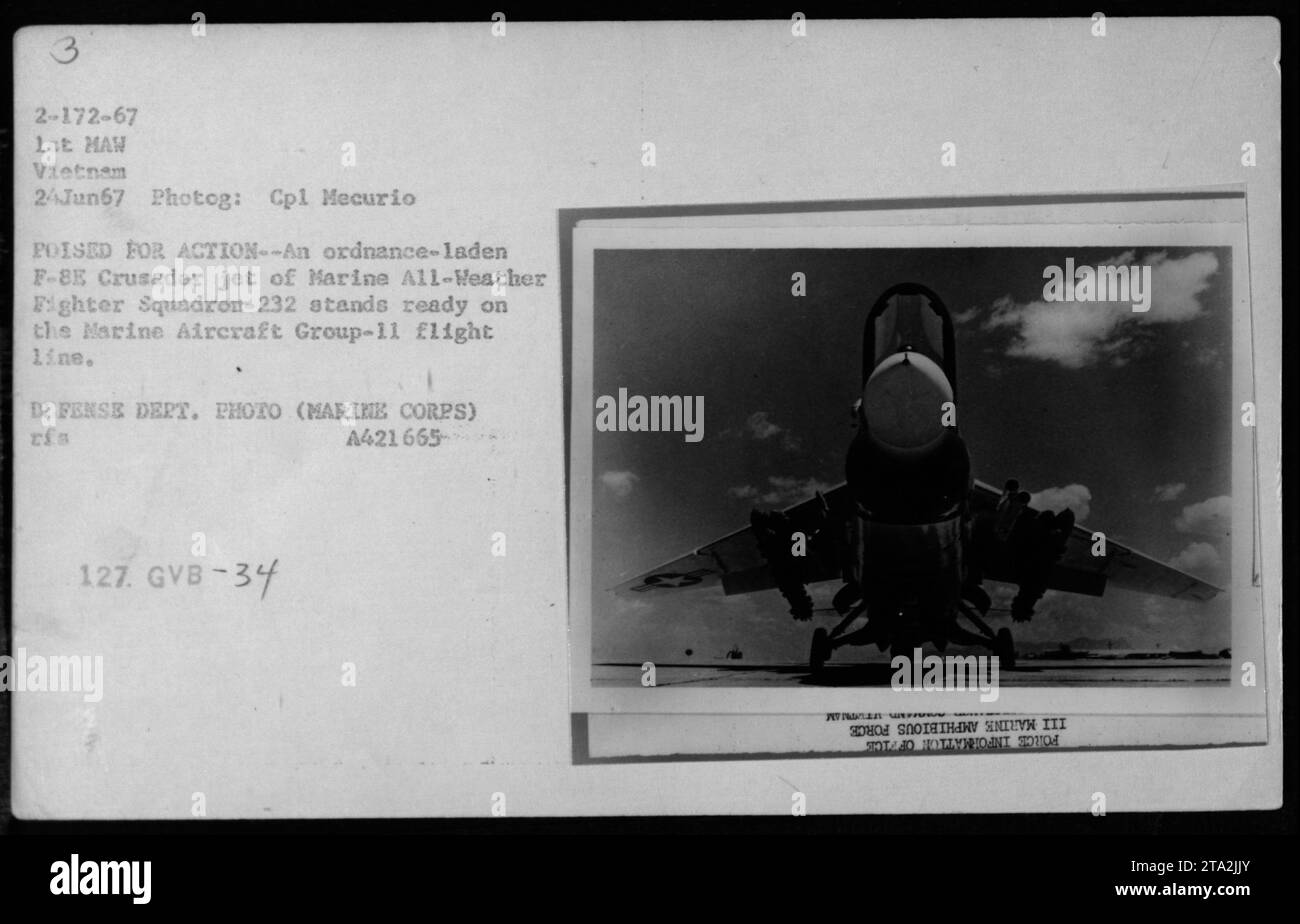 Un F-8E Crusader of Marine All-Weather Fighter Squadron-232, carico di ordigni, è sulla linea di volo del Marine Aircraft Group-11, Vietnam, 24 giugno 1967. La fotografia cattura la prontezza dell'ordigno e lo spiegamento degli aeromobili. Foto Stock