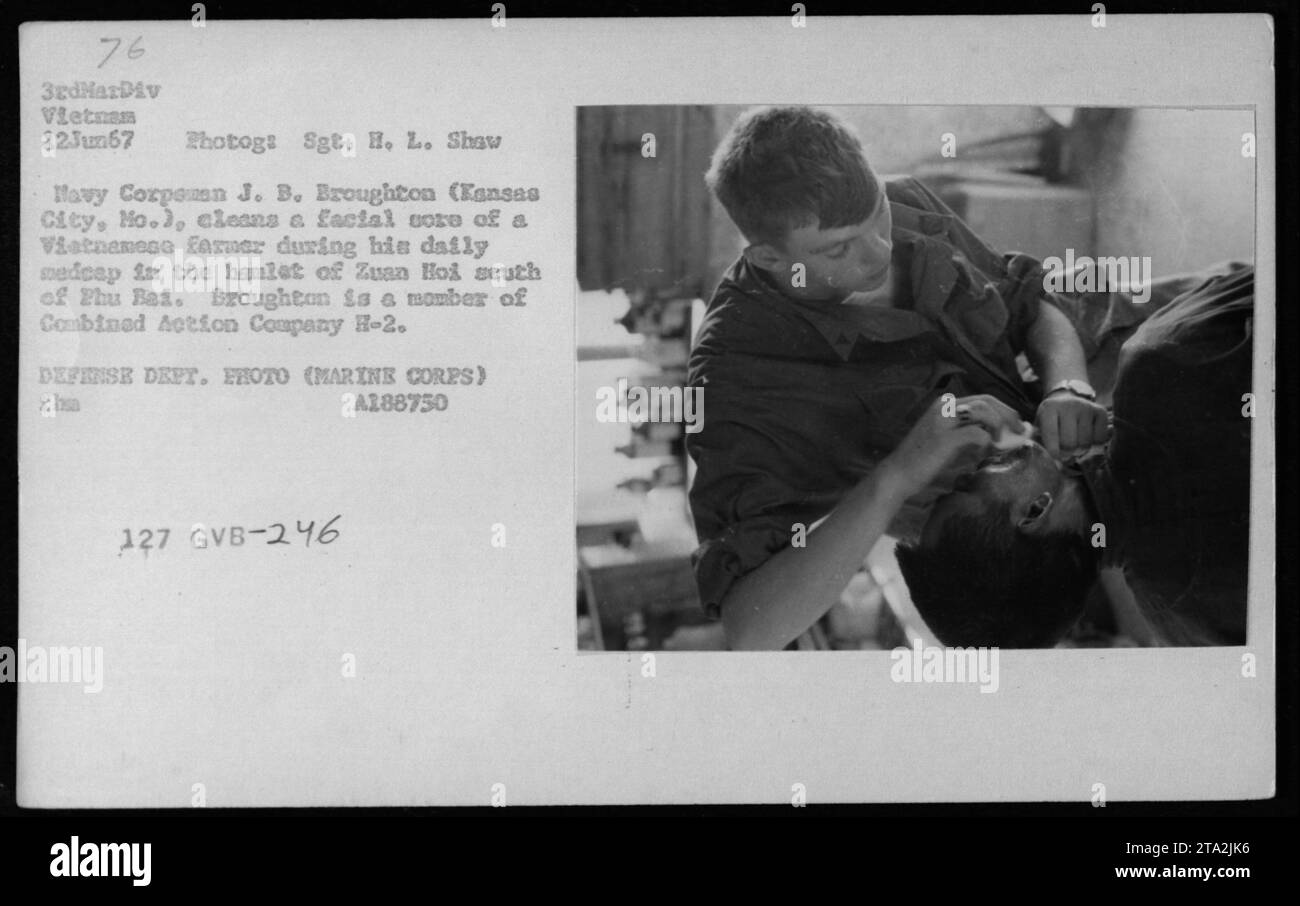 US Navy Corpsman J.B. Broughton, da Kansas City, Missouri, può essere visto pulire una ferita facciale su un agricoltore vietnamita durante un programma di assistenza medica-civile (MEDCAP) nel villaggio di Zuan Hoi, situato a sud di Phu Bai. Broughton è un membro della Combined Action Company H-2, in servizio con la 3rd Marine Division in Vietnam. Foto Stock