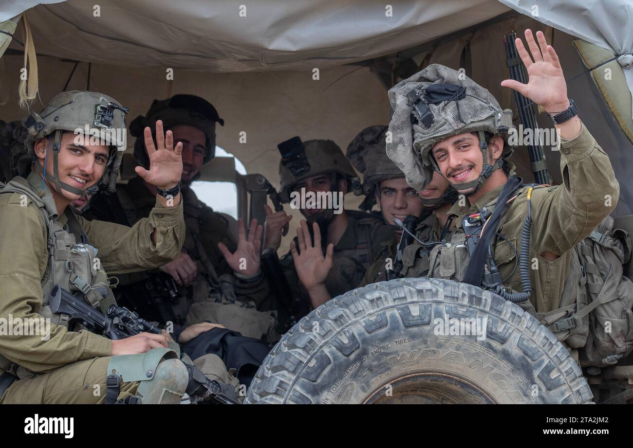 Israele meridionale, Israele. 28 novembre 2023. Soldati di fanteria israeliani in un'onda Humvee mentre il loro convoglio parte da una base operativa avanzata nel sud di Israele nella Striscia di Gaza il 28 novembre 2023. Oggi è il quinto giorno della pausa, o cessate il fuoco, e dello scambio di ostaggi israeliani da Gaza e del ritorno dei detenuti palestinesi che Israele detiene. Ci sono ancora circa 173 ostaggi israeliani trattenuti a Gaza dopo gli attentati terroristici di Hamas del 7 ottobre 2023. Foto di Jim Hollander/UPI Credit: UPI/Alamy Live News Foto Stock