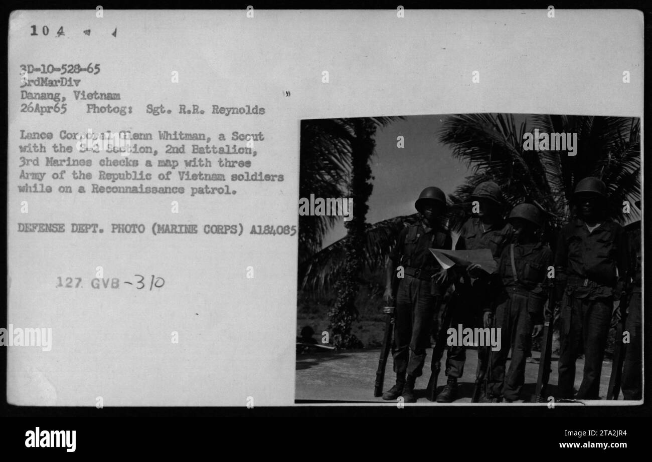 Il caporale Glenn Whitman, un esploratore della sezione S-2, 2nd Battalion, 3rd Marines, è visto controllare una mappa con tre soldati dell'Armata della Repubblica del Vietnam (ARVN) durante una pattuglia di ricognizione il 26 aprile 1965, a Danang, Vietnam. La fotografia è stata scattata dal sergente R.R. Reynolds ed è catalogata con il numero di riferimento 3D-10-528-65. Foto Stock