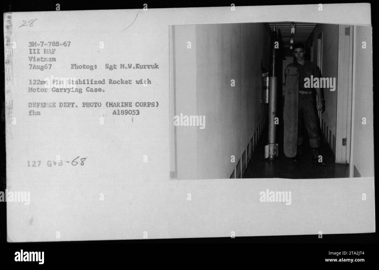 Il 7 agosto 1967, il sergente M.W. Kurruk fotografò un razzo da 122 mm con stabilizzatore d'aletta durante le operazioni militari americane in Vietnam. Foto Stock