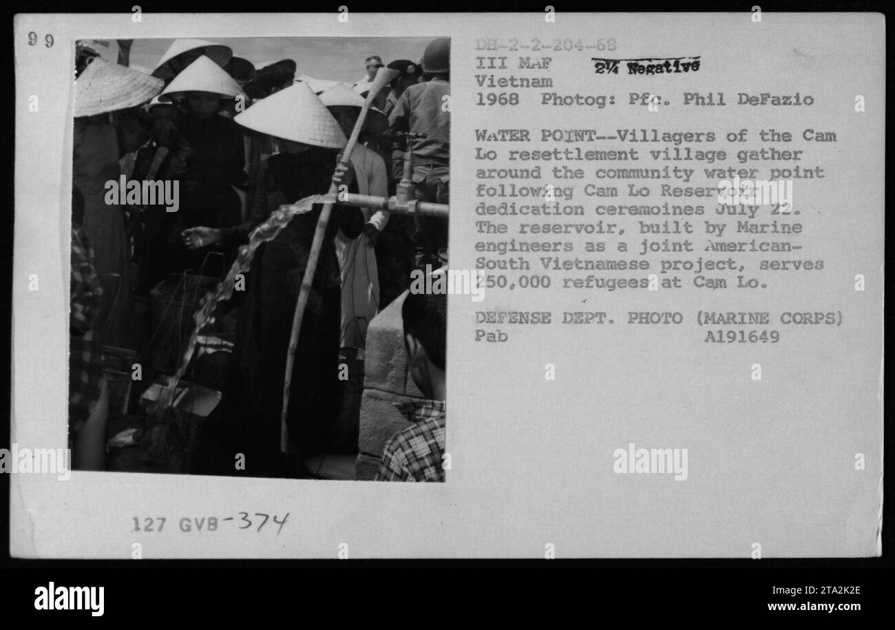 Gli abitanti del villaggio di Cam lo si riuniscono intorno a un punto d'acqua dopo la cerimonia di inaugurazione del lago artificiale Cam lo il 22 luglio 1968. Il bacino, un progetto congiunto tra le autorità americane e sudvietnamite, è stato costruito da ingegneri marini e serve circa 250.000 rifugiati nella regione. La foto è stata scattata da PFC Phil DeFazio ed è una foto del Dipartimento della difesa (corpo dei Marines). Foto Stock