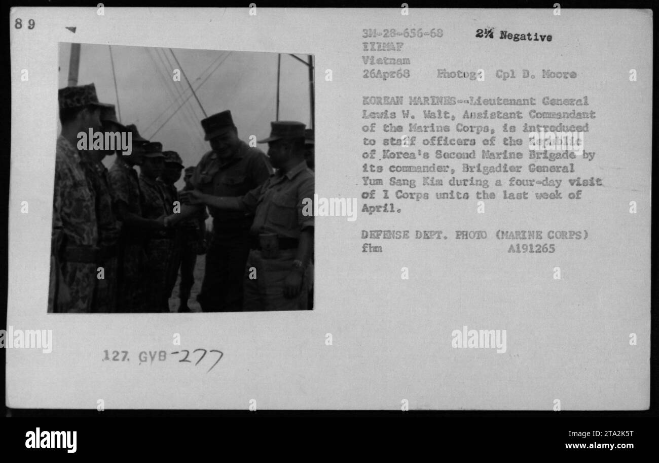 Il tenente generale Lewis W. Walt, assistente comandante del corpo dei Marines, viene presentato agli ufficiali di stato maggiore della seconda Brigata dei Marines della Repubblica di Corea dal generale di brigata Yum Sang Kim durante la sua visita di quattro giorni al i corpo, in Vietnam, nell'aprile 1968. Foto Stock