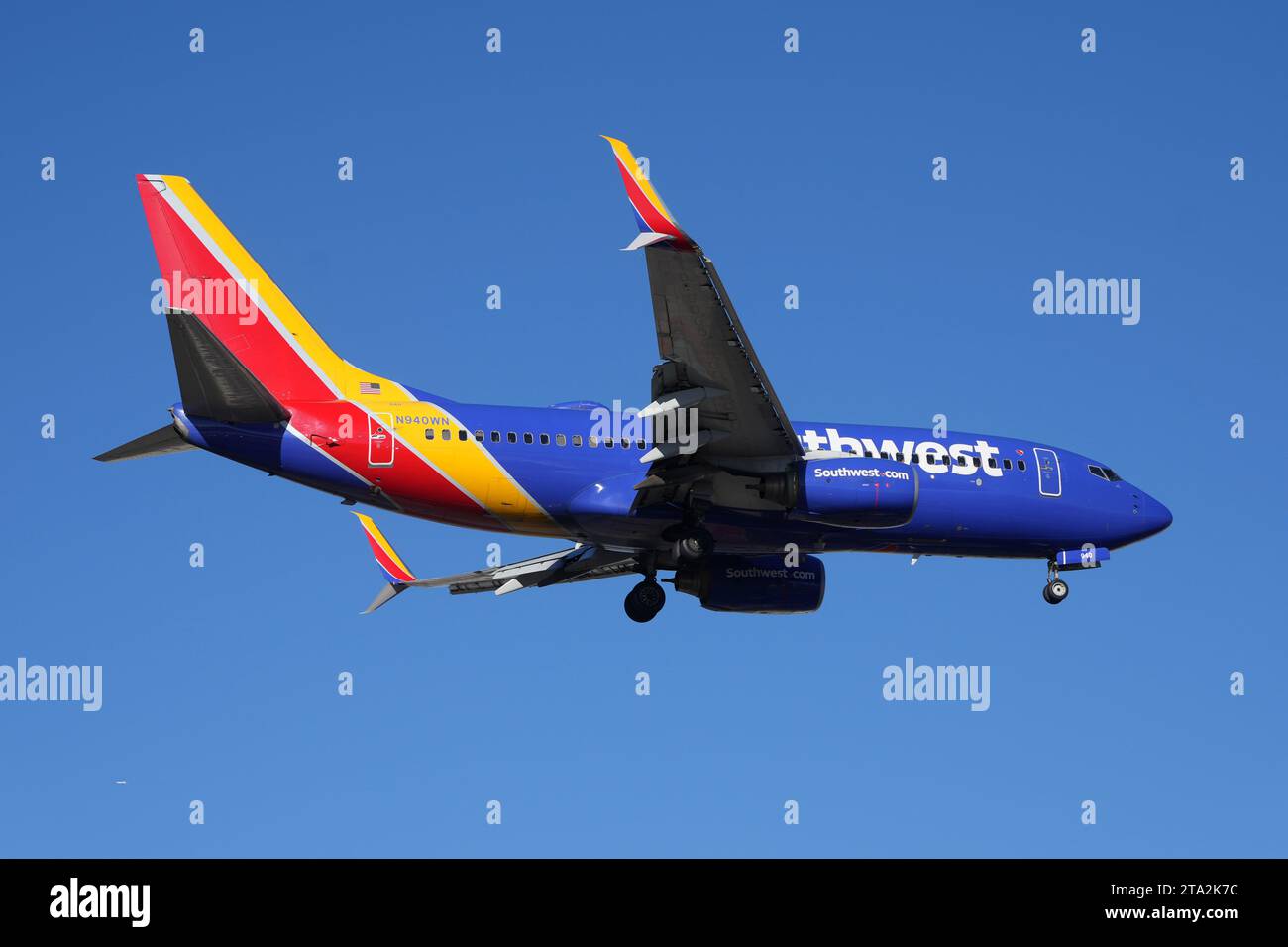 Un Boeing 737-700 della Southwest Airlines (bimotore) (B737) (registrazione N940WN) volo in arrivo dall'aeroporto Bob Hope Burbank si prepara ad atterrare all'aeroporto internazionale Harry Reid, domenica 26 novembre 2023, a Las Vegas. Foto Stock