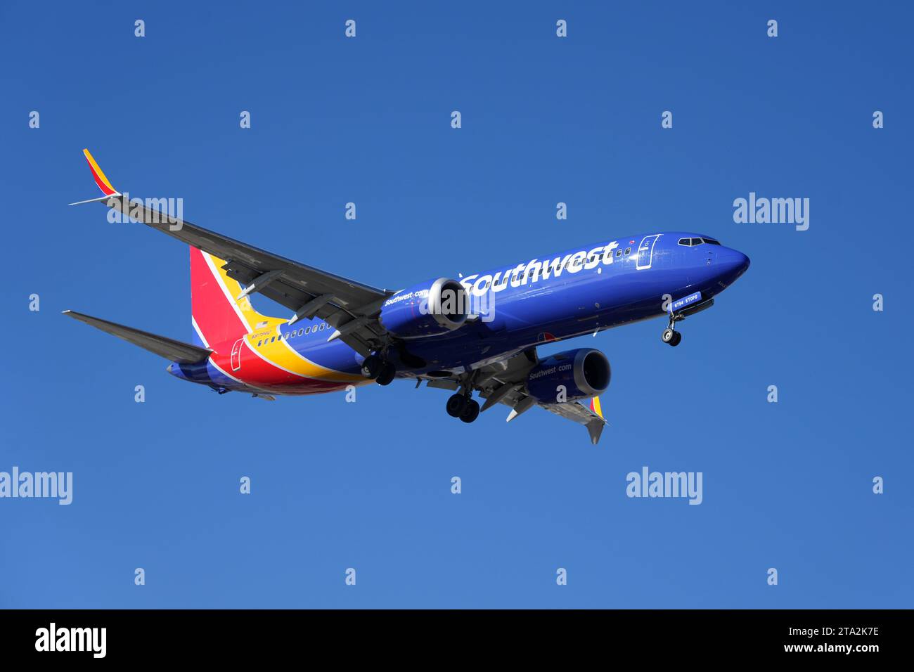 Un Boeing 737 MAX 8 (Twin-jet) (B38M) di Southwest Airlines (registrazione N8794Q) volo in arrivo dall'aeroporto internazionale di Oakland si prepara ad atterrare all'aeroporto internazionale Harry Reid, domenica 26 novembre 2023, a Las Vegas. Foto Stock