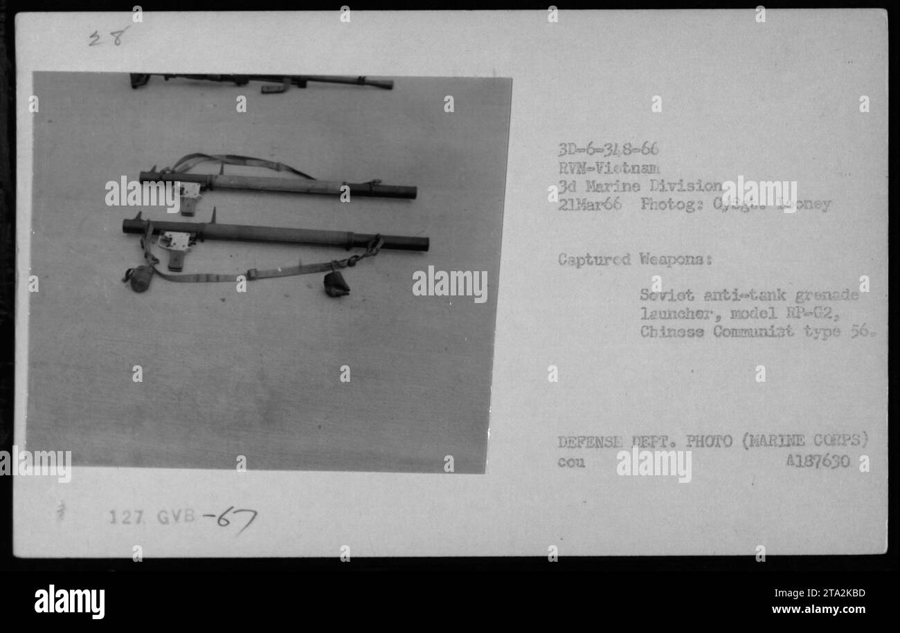 "Armi catturate: Lanciagranate anticarro sovietico modello RP-G2 e comunista cinese tipo 56 visto in questa foto scattata il 21 marzo 1966, durante la guerra del Vietnam. L'immagine è stata acquisita da CySgt. Looney della 3d Marine Division. DIFENSORI PHOTO (MARINE CORPS) COU 4187630." Foto Stock