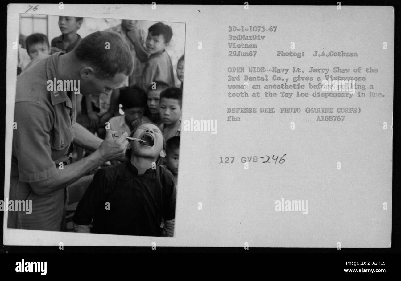 Il tenente della Marina Jerry Shaw della 3rd Dental Company amministra l'anestetico ed esegue un'estrazione dentale su una donna vietnamita al dispensario Tay Loc, in Vietnam, durante il MEDCAP il 29 giugno 1967. Foto Stock