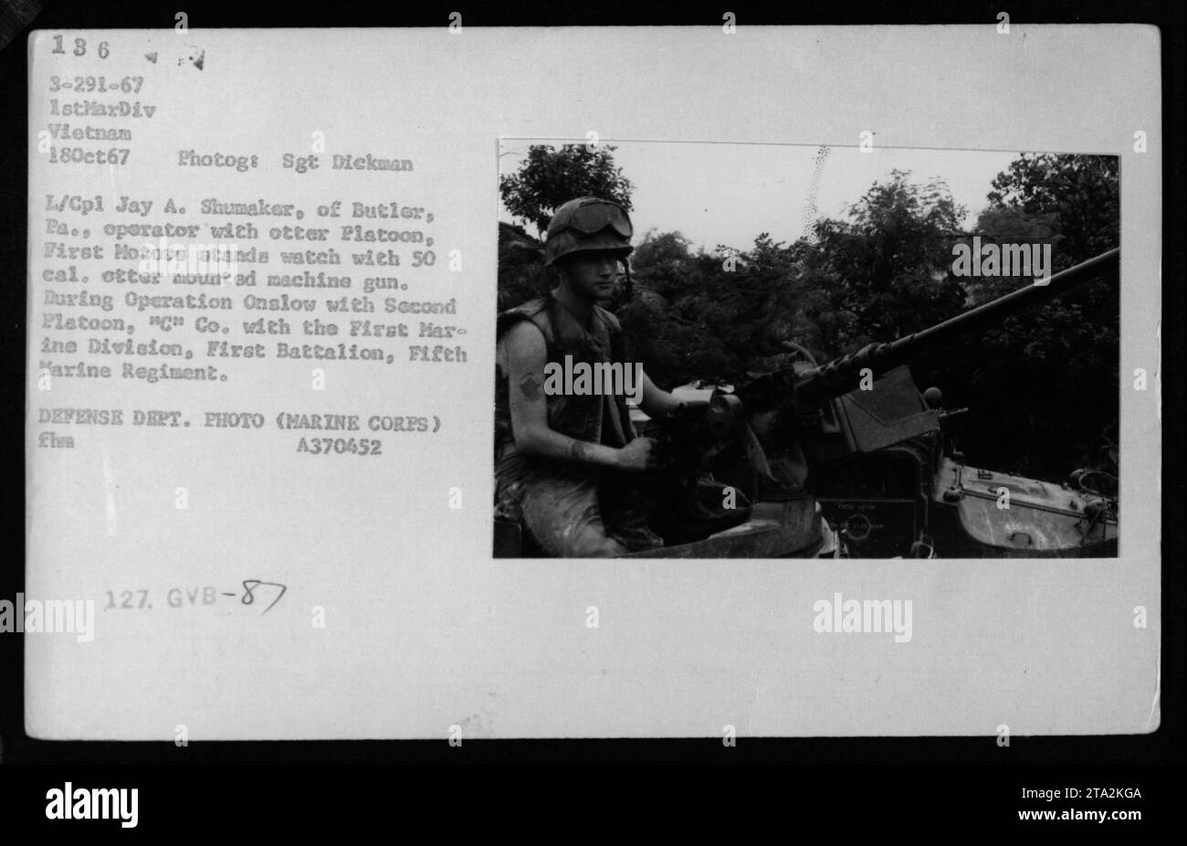 Marine Corps Lance Corporal Jay A. Shumaker di Butler, PA, sta di guardia con una mitragliatrice calibro .50 montata durante l'operazione Onslow il 18 ottobre 1967. È un membro del plotone Otter, First Motors, in servizio con il secondo plotone, 'c' Co., First Battalion, Fifth Marine Regiment della First Marine Division in Vietnam. Questa foto è stata scattata dal sergente Dickman durante le attività di combattimento. Foto del Dipartimento della difesa (corpo dei Marines) EHA A370452. Foto Stock