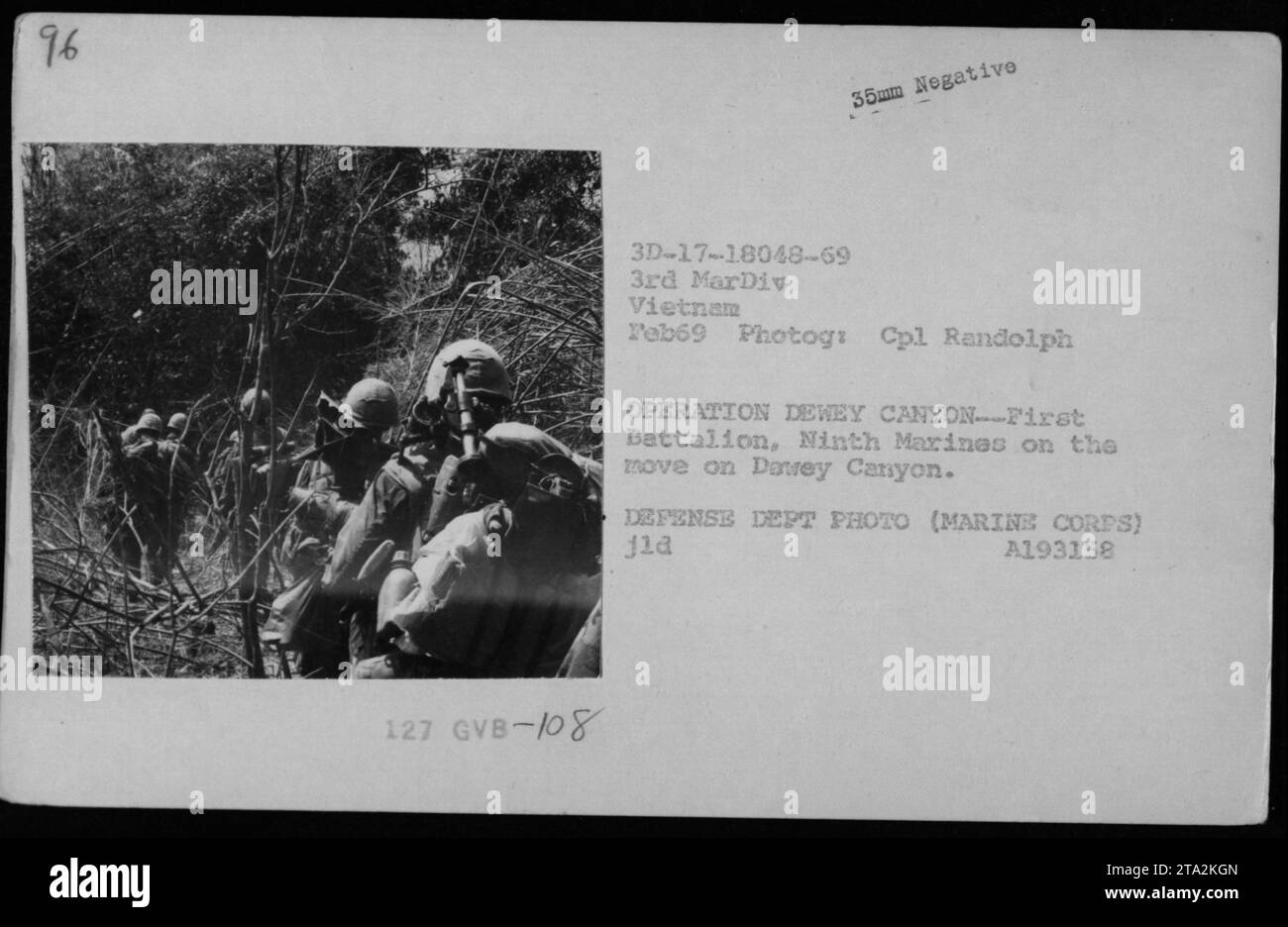 Nel febbraio 1969, i Marines del primo battaglione, Ninth Marines, 2/3 Golf Company, si spostarono attraverso il Darey Canyon durante l'operazione Dewey Canyon in Vietnam. L'immagine è stata scattata dal Marine Corps Cpl. Randolph. Foto Stock