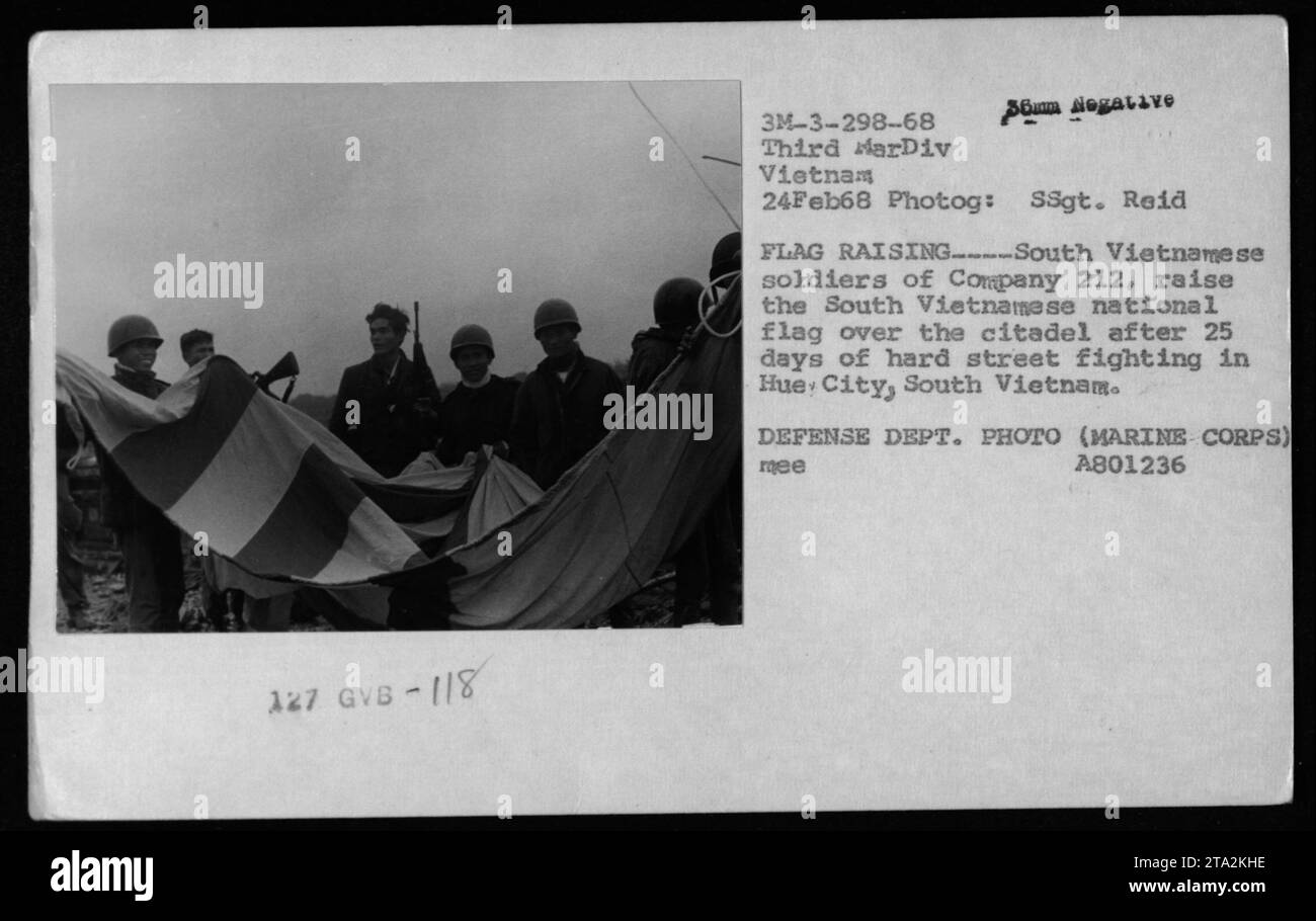 I soldati sudvietnamiti alzano la loro bandiera nazionale sulla cittadella di Hue City, Vietnam del Sud dopo 25 giorni di intensi combattimenti di strada durante l'operazione Hue City il 24 febbraio 1968. Questa foto cattura il momento del trionfo e simboleggia la resilienza e la determinazione delle forze sudvietnamite. Foto Stock
