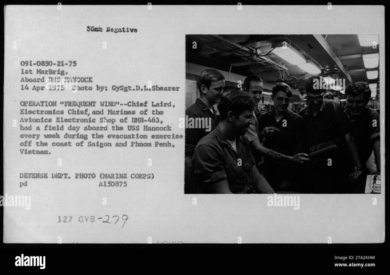 I Marines dell'HMH-463 Avionics Electronic Shop hanno una giornata sul campo a bordo della USS Hancock durante l'operazione di evacuazione nota come operazione Frequent Wind. L'esercitazione si è svolta al largo delle coste di Saigon e Phnom Penh, in Vietnam, durante il 14 aprile 1975. Questa foto è stata scattata da GySgt.D.L.Shearer e rilasciata dal Dipartimento della difesa". Foto Stock