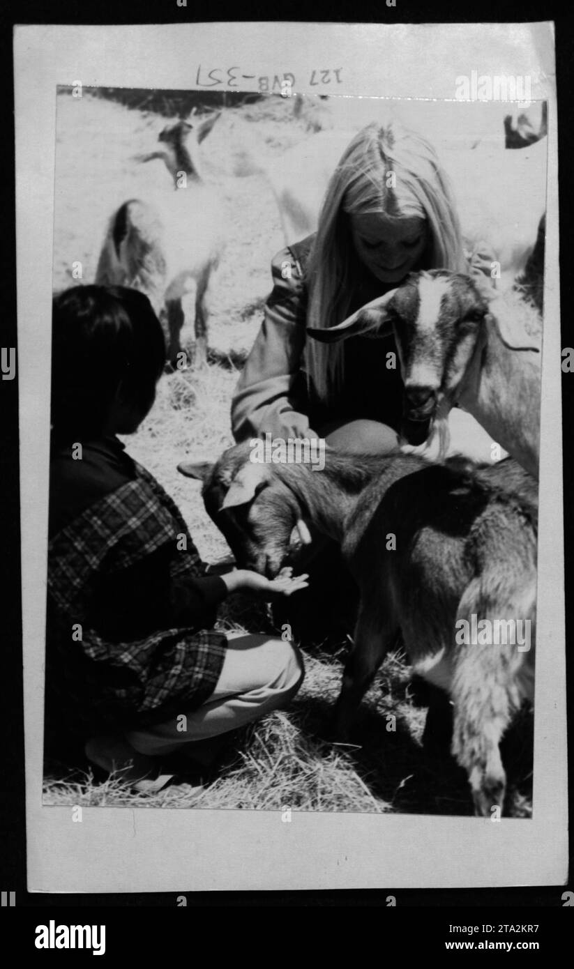 Figure di spicco visitano i rifugiati vietnamiti negli Stati Uniti durante la guerra del Vietnam. Una foto di gruppo include Claudia Cardinale, la cantante Rosemary Clooney, l'ex First Lady Betty Ford e Nguyen Cao Ky. L'immagine cattura un momento di sostegno e solidarietà con i rifugiati, scattata il 21 maggio 1975. Foto Stock