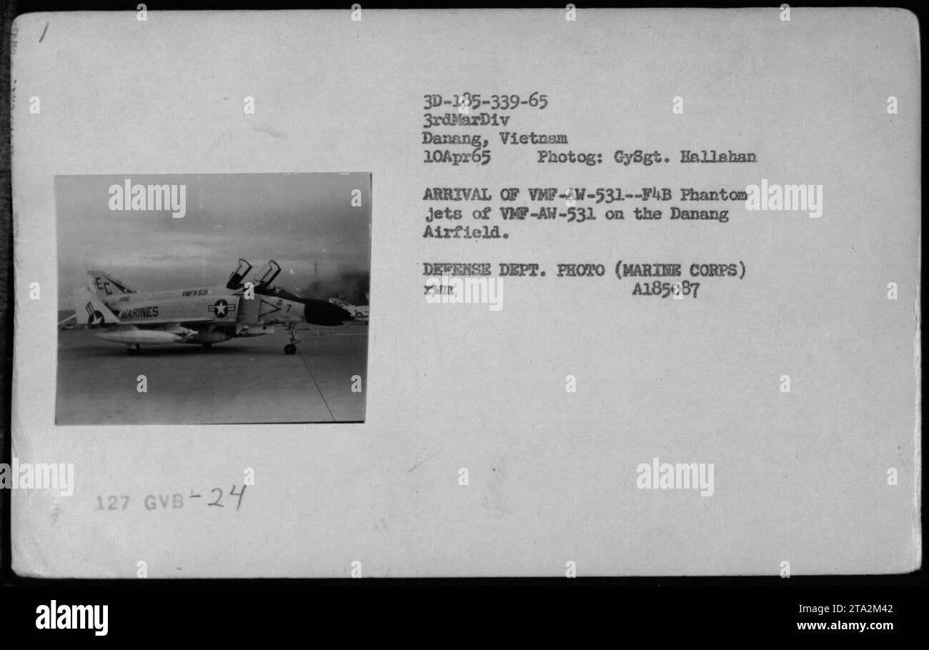 Un F-4 Phantom, appartenente al corpo dei Marines, del VMF-AW-531, è stato visto arrivare all'aeroporto di Danang in Vietnam il 10 aprile 1965. Il velivolo, numerato 127, porta la designazione dell'unità GVB-24. Questa foto è stata scattata da GySgt. Hallahan e fa parte della collezione Defense Department. Foto Stock