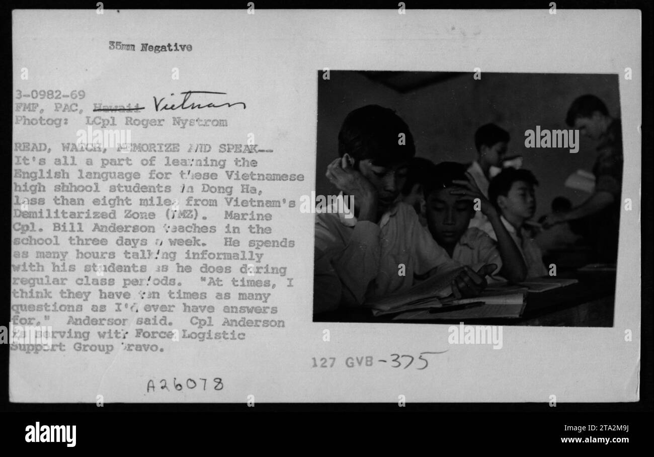 Gli studenti vietnamiti delle scuole superiori a Dong ha vicino alla zona demilitarizzata imparano l'inglese con il Marine Cpl. Bill Anderson, che insegna tre giorni alla settimana e si impegna informalmente con gli studenti durante le attività militari americane. Foto Stock