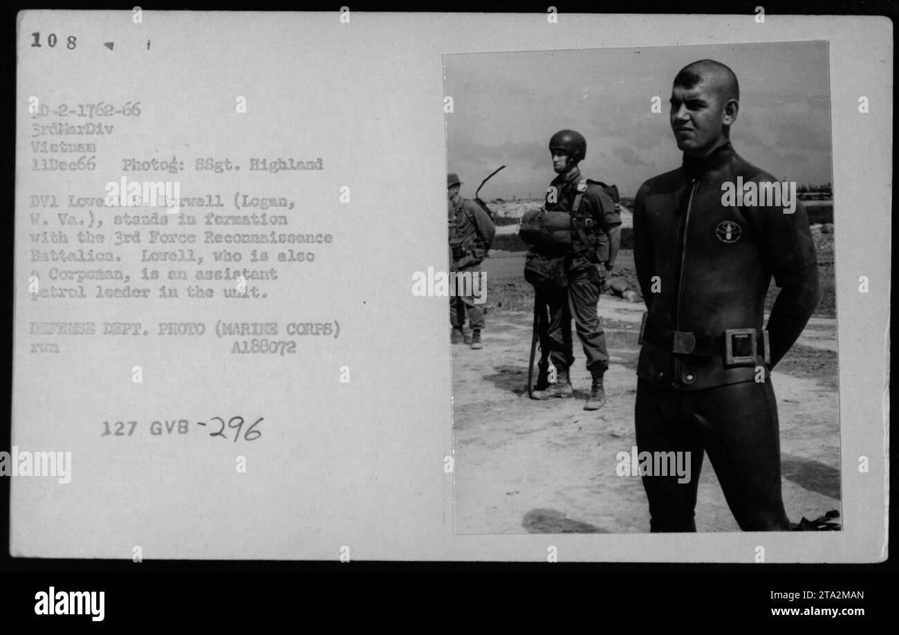 Soldato del 3rd Force Reconnaissance Battalion, Lowell E. Burwell, è in formazione l'11 dicembre 1966. È un assistente del capo della benzina nell'unità durante la guerra del Vietnam. Questa foto è stata scattata da 88gt. Highland DVI e fa parte della collezione del Dipartimento della difesa. Foto Stock