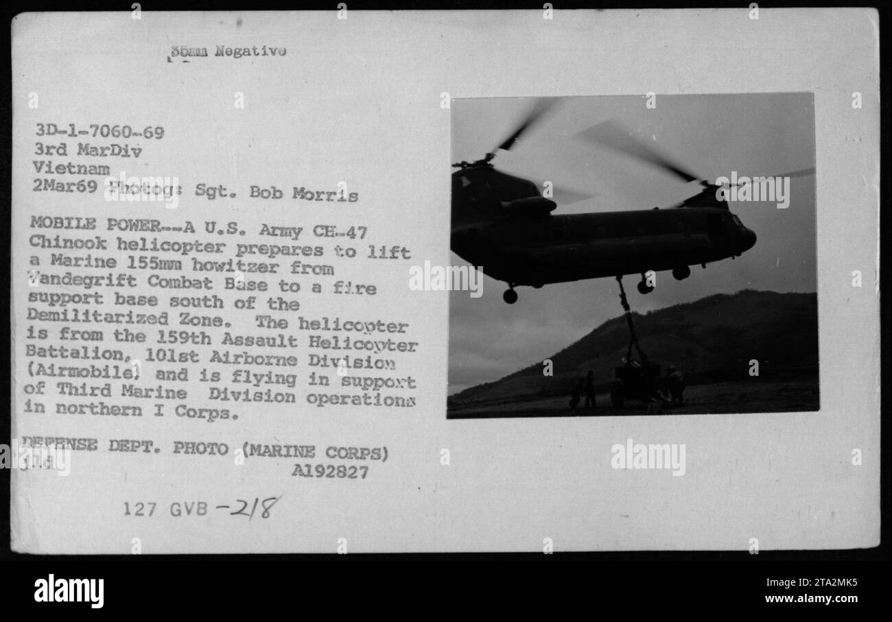 Un elicottero CE-47 Chinook dell'esercito statunitense del 159th Assault Helicopter Battalion, 101st Airborne Division (Airmobile), trasporta un obice da 155 mm della marina dalla Vandegrift Combat base a una base di supporto antincendio a sud della DMZ il 2 marzo 1969. Foto del sergente Bob Morris, Dipartimento della difesa. Foto Stock