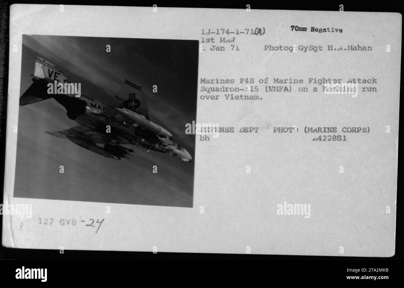Il 1° gennaio 1971, un F-4B Phantom del Marine Fighter Attack Squadron 115 è stato fotografato durante una missione di bombardamento sul Vietnam. L'immagine è stata scattata da GySgt H.A. Mahan per il Dipartimento della difesa. Foto Stock